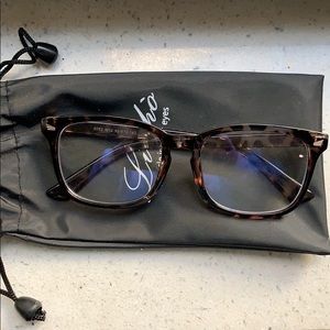 Tortoise shell bluelight blocking glasses